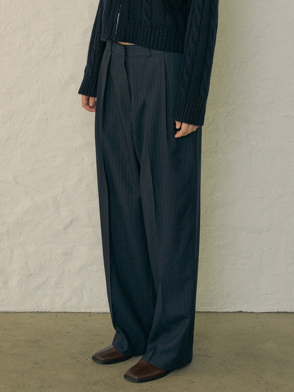 comos 735 two-tuck wide pants (navy stripe)