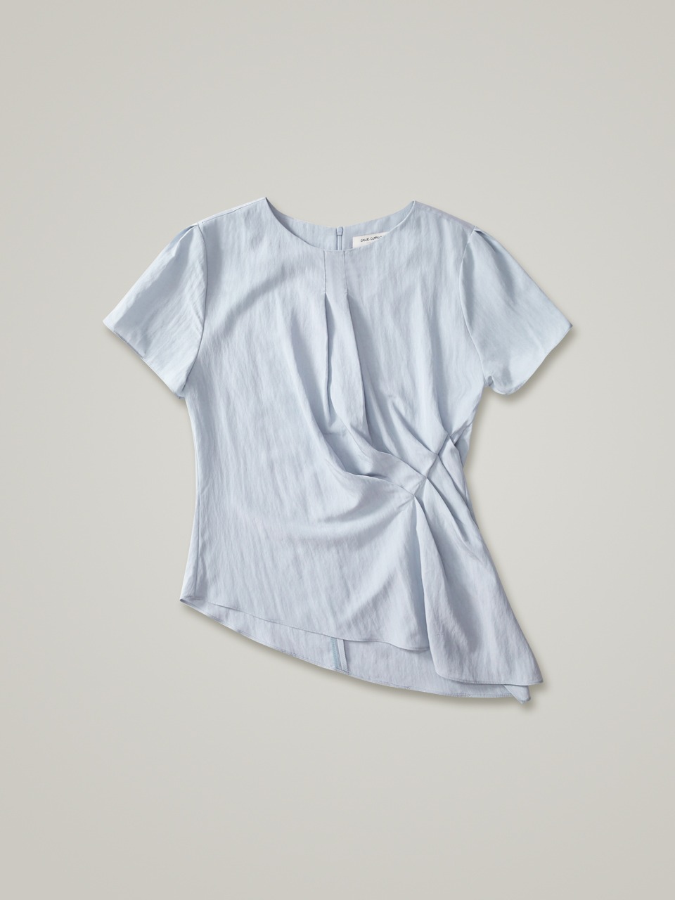 comos 899 pintuck unbalanced blouse (cloudy blue)