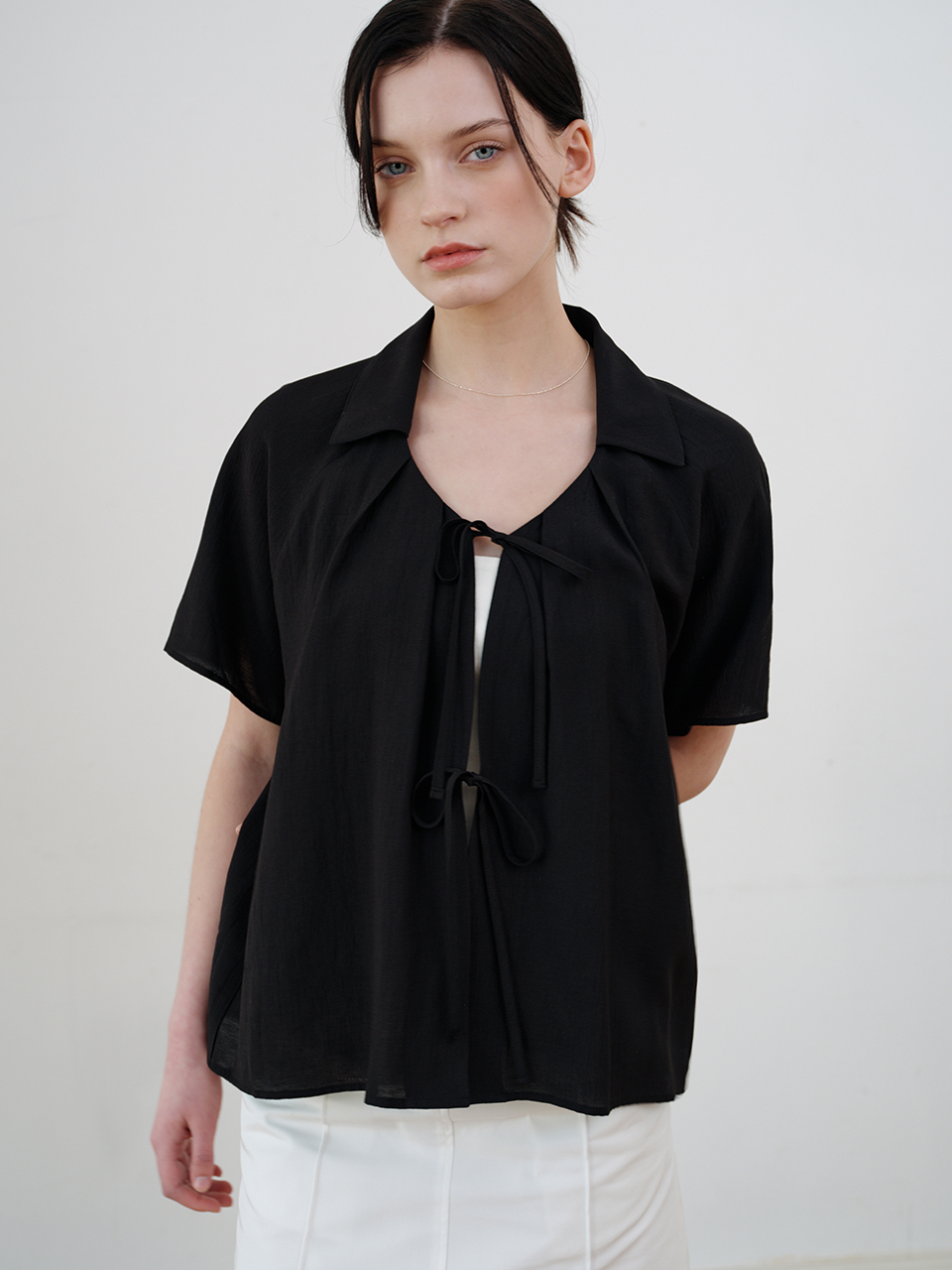 comos 1127 V-neck ribbon cardigan blouse (black)