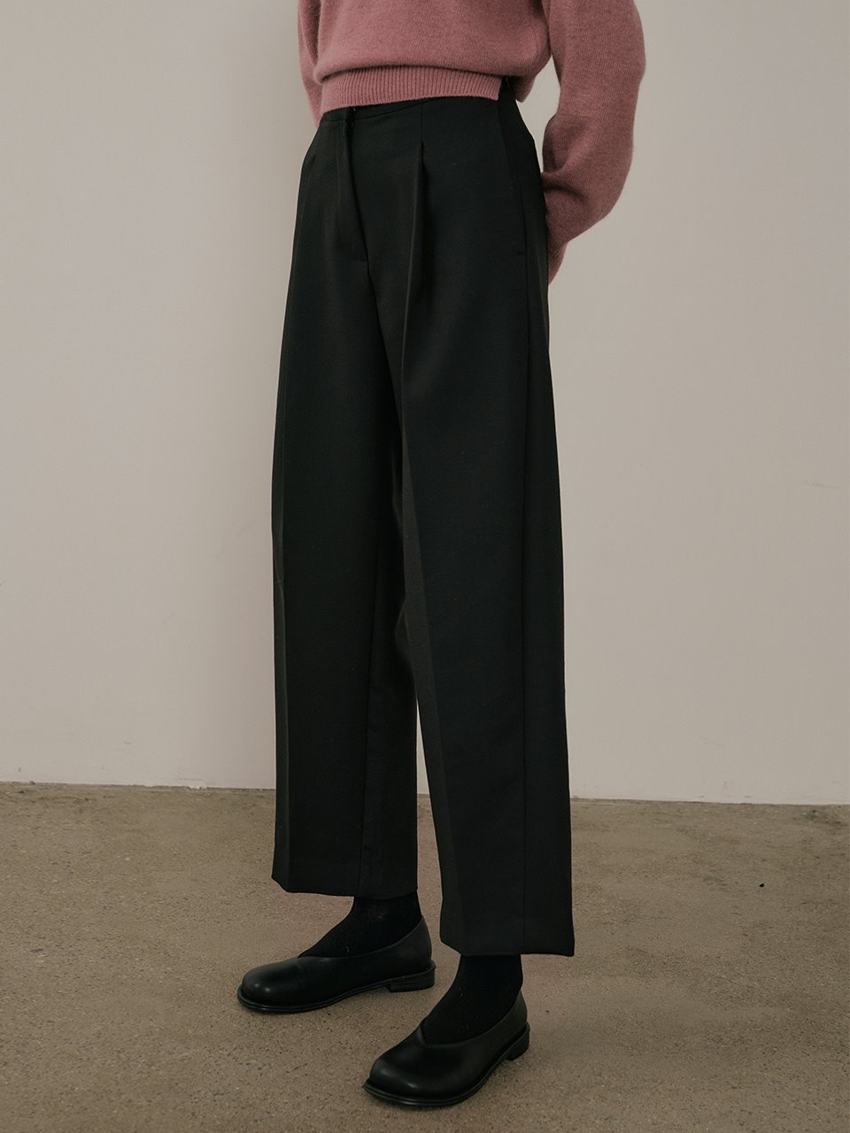 comos&#039;613 rounding one-tuck wool pants (black)