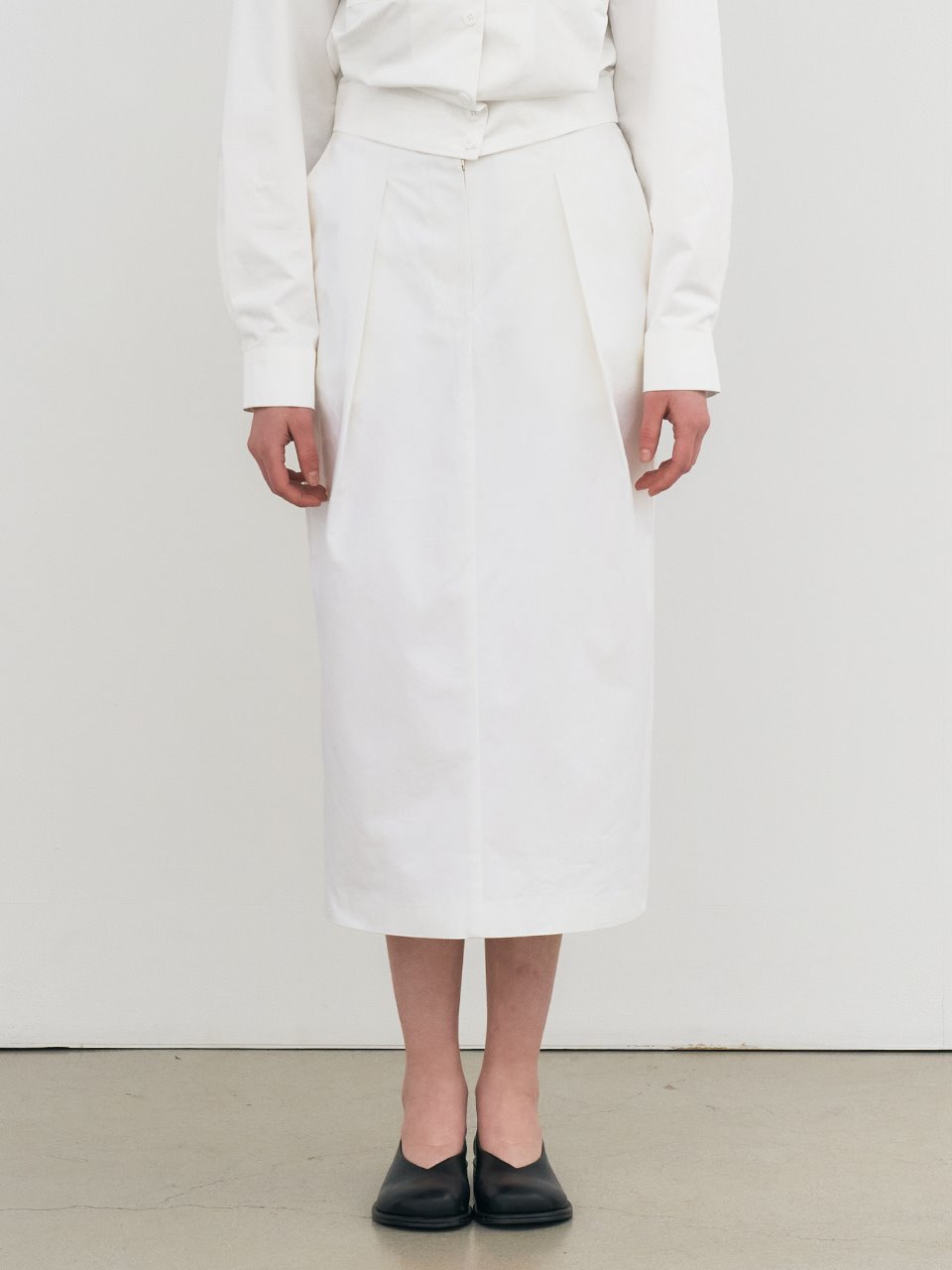 comos 632 tuck Point H-line skirt (white)
