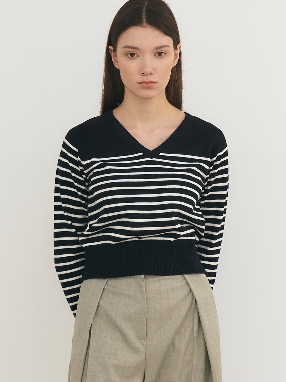 comos 641 V-neck stripe cropped knit (black)