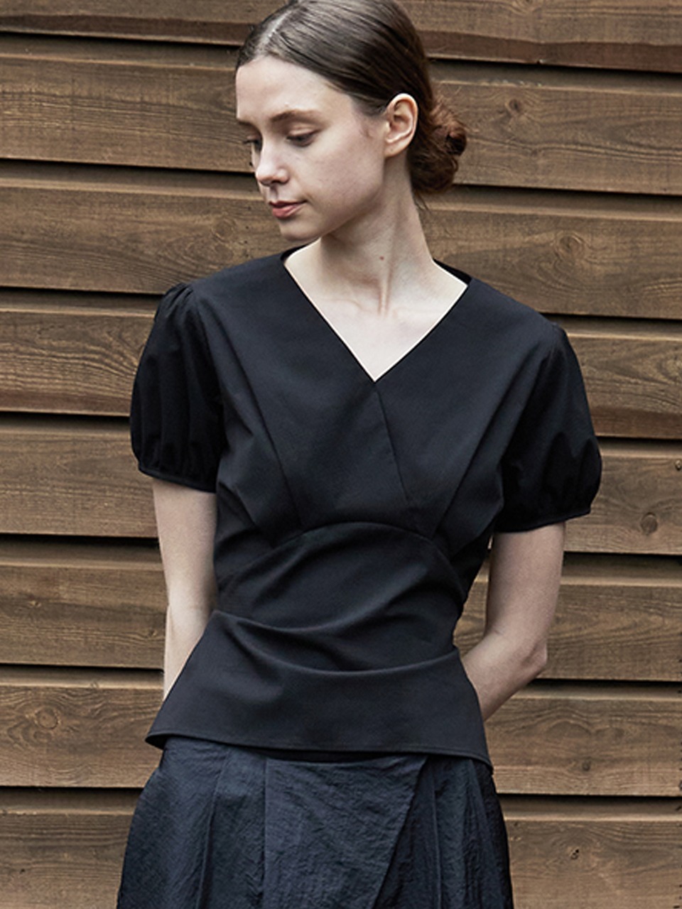 comos 840 V-neck pin-tuck blouse (black)