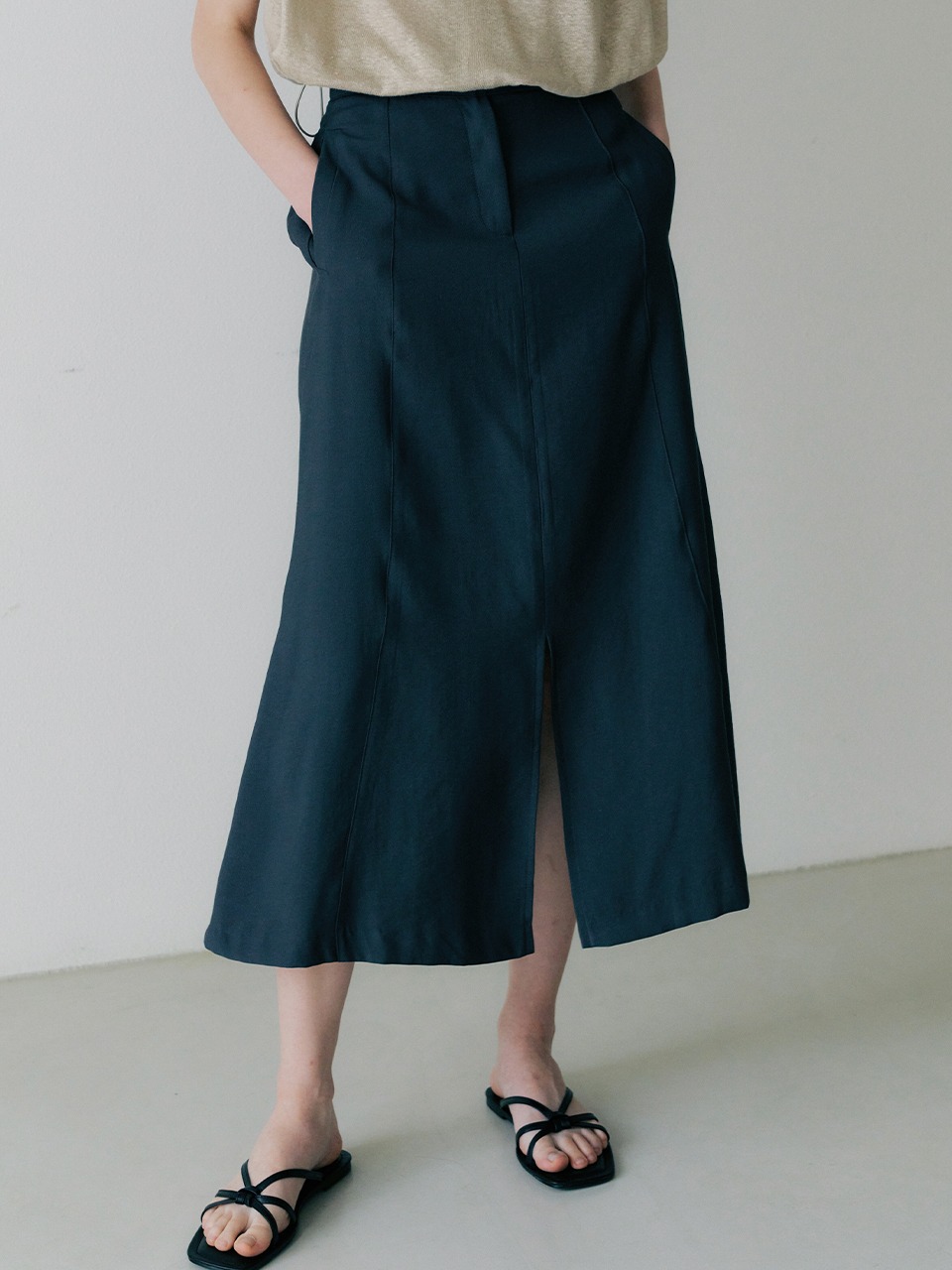 comos 852 bamboo front slit pocket skirt (charcoal)