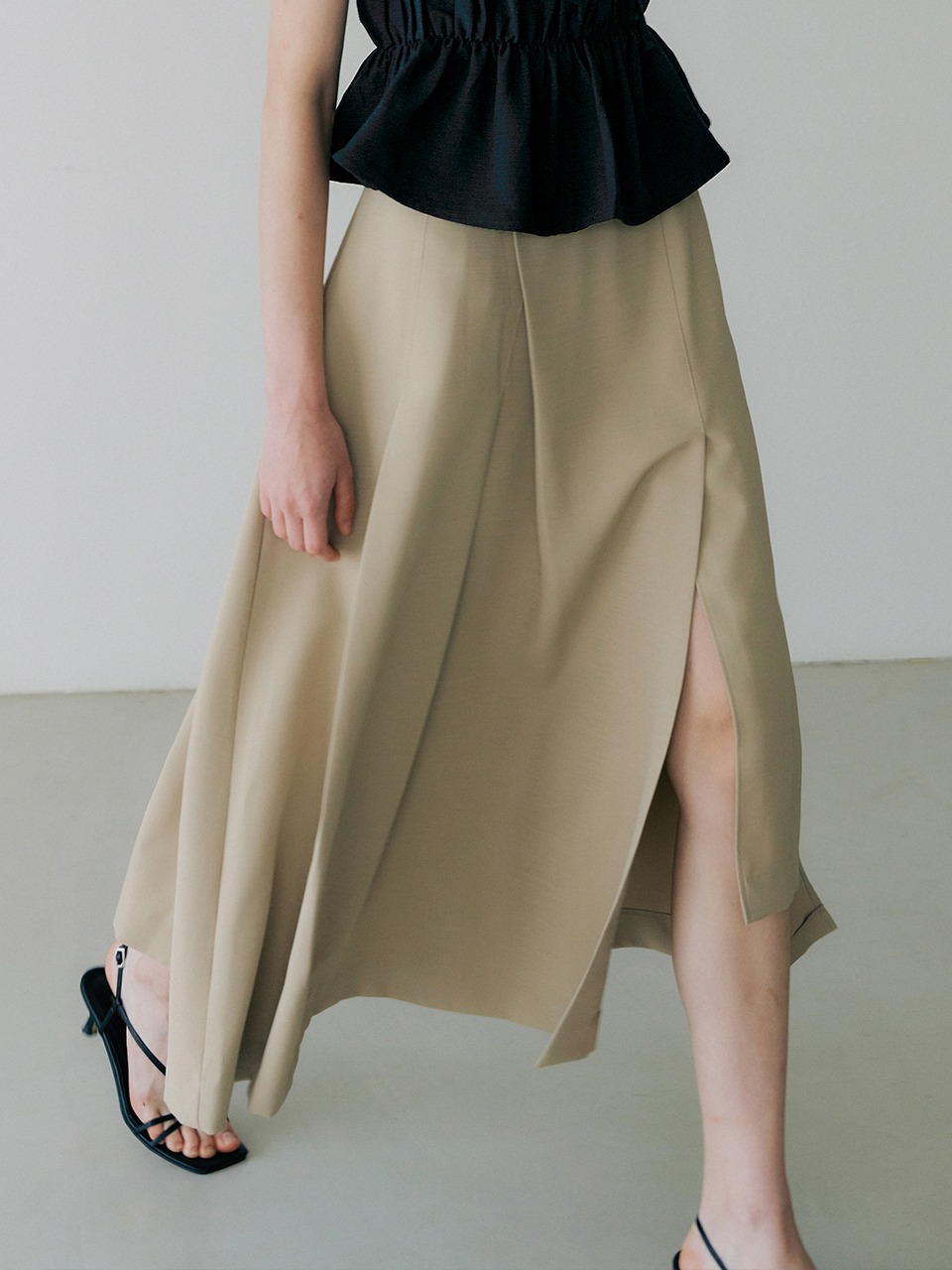 comos 871 unbalance pleats flared skirt (beige)